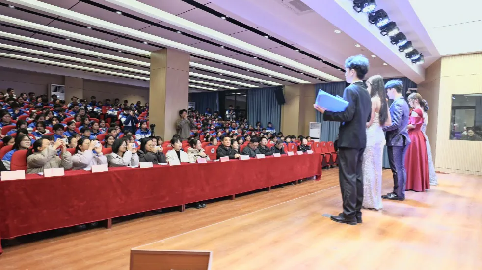 我校高一年级“卓越杯”英语演讲比赛圆满落幕